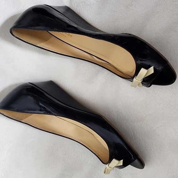 Kate Spade NY Patent Leather Wedge Shoes Low Beige Bow Peep Toe Summer Designer - Picture 7 of 10